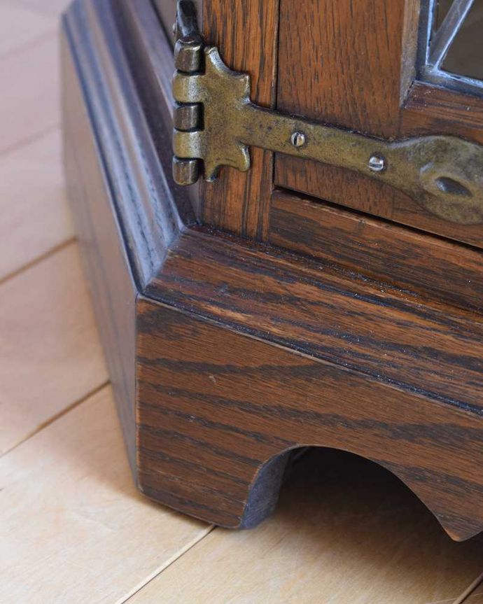 サイドボード　アンティーク家具　ステンドグラスがキレイなTVボード（テレビボード）英国輸入のアンティーク家具。女性１人でもラクに運べちゃうヒミツHandleのアンティークは、脚の裏にフェルトキーパーをお付けしているので、床を滑らせれば女性でも移動がカンタンに出来ます！ご安心下さい。(k-2626-f)