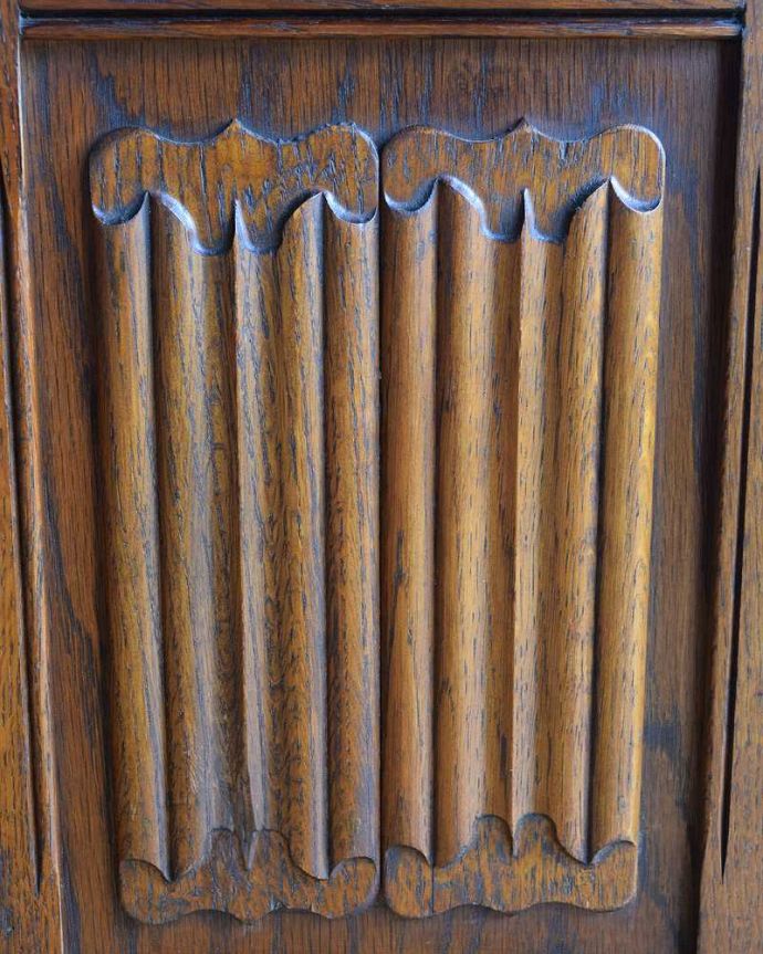 サイドボード　アンティーク家具　ステンドグラスがキレイなTVボード（テレビボード）英国輸入のアンティーク家具。ここの彫も最上級の美しさいろんな部分の美しさが重なり合って、最上級の美しさを醸し出してくれます。(k-2626-f)