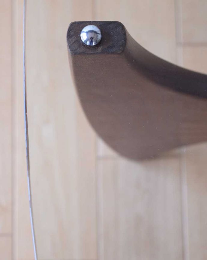 G-PLAN(Gプラン) アンティーク家具 北欧デザインのヴィンテージ家具、ガラストップのお洒落なコーヒーテーブル(G-PLAN)。天板を近くで見てみると・・・こんな感じでとってもキレイです!気になる方には新しいガラス天板に取り替えてお届けします。(k-2627-f)