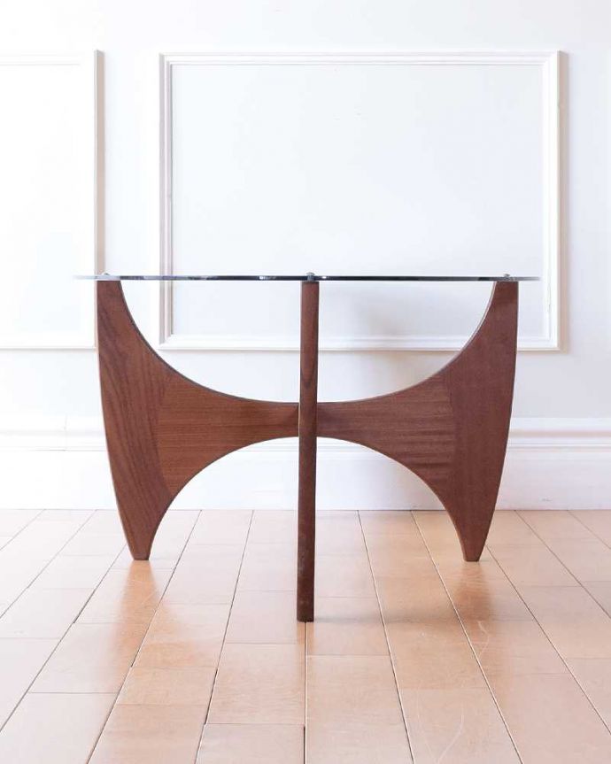 G-PLAN(Gプラン) アンティーク家具 北欧デザインのヴィンテージ家具、ガラストップのお洒落なコーヒーテーブル(G-PLAN)。横から見てもカッコイイ北欧スタイルの家具はデザインがステキだから、横から見た姿も絵になるカッコよさ!。(k-2627-f)