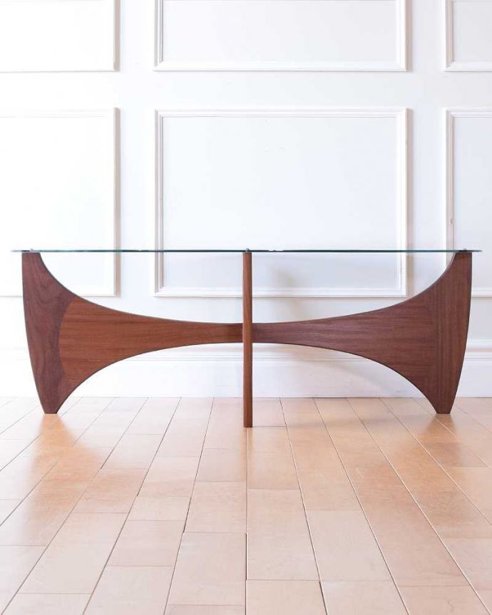 G-PLAN(Gプラン) アンティーク家具 北欧デザインのヴィンテージ家具、ガラストップのお洒落なコーヒーテーブル(G-PLAN)。見る角度によって見え方が違う…ヴィンテージなので、もちろん経年変化によるキズはありますが、専門の職人がしっかり修復しているので安心さが違います。(k-2627-f)