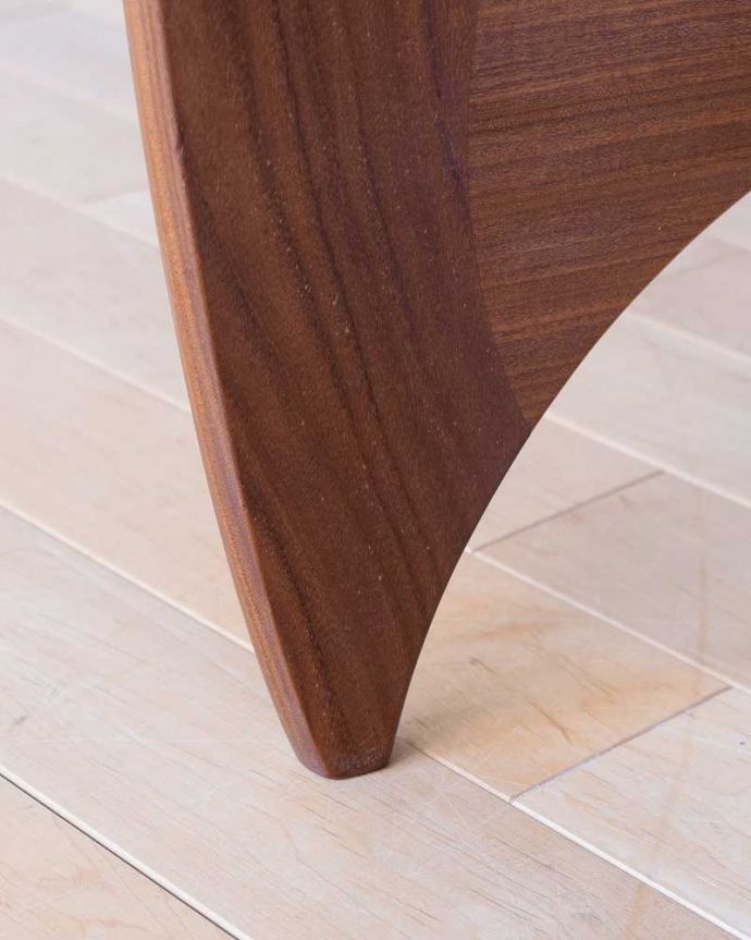 G-PLAN(Gプラン) アンティーク家具 北欧デザインのヴィンテージ家具、ガラストップのお洒落なコーヒーテーブル(G-PLAN)。女性1人でラクラク運べちゃう仕掛けHandleのアンティークは、脚の裏にフェルトキーパーをお付けしています。(k-2627-f)