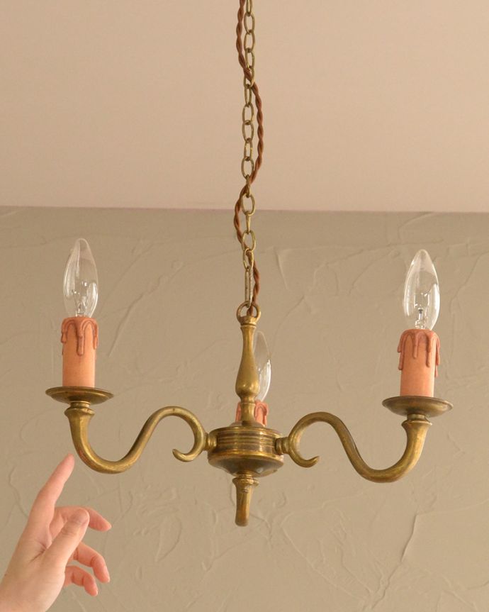 シャンデリア　照明・ライティング　上品な真鍮製シャンデリア、イギリスで見つけたアンティーク照明（3灯）（Ｅ17シャンデリア球付） 。。(k-2627-z)