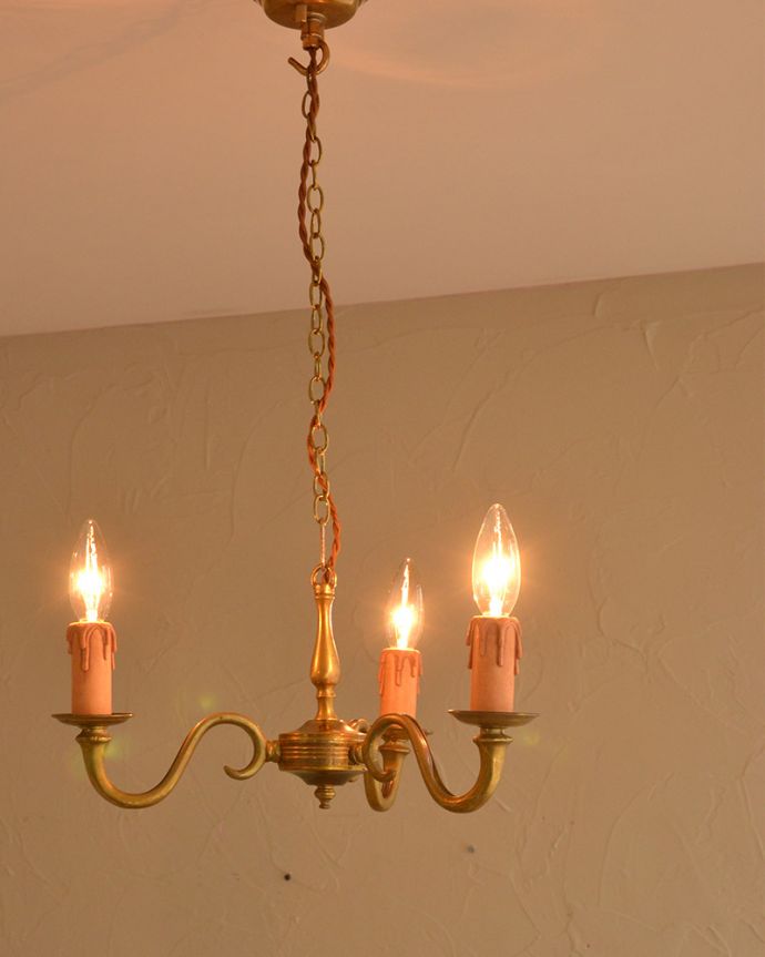 シャンデリア　照明・ライティング　上品な真鍮製シャンデリア、イギリスで見つけたアンティーク照明（3灯）（Ｅ17シャンデリア球付） 。。(k-2627-z)