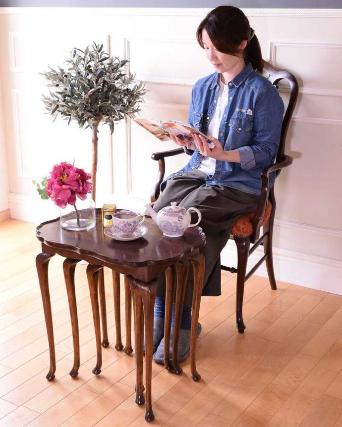 アンティークのテーブル　アンティーク家具　英国のアンティーク家具、３台セットの美しい天板のネストテーブル。親子一緒の姿が可愛いネストテーブルネストとは巣のこと。(k-2628-f)