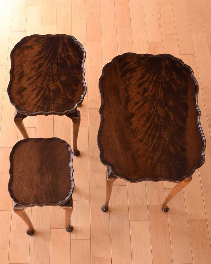 アンティークのテーブル　アンティーク家具　英国のアンティーク家具、３台セットの美しい天板のネストテーブル。3つを並べて上から見てみましょう大中小3つを並べてみると、こんな感じです。(k-2628-f)