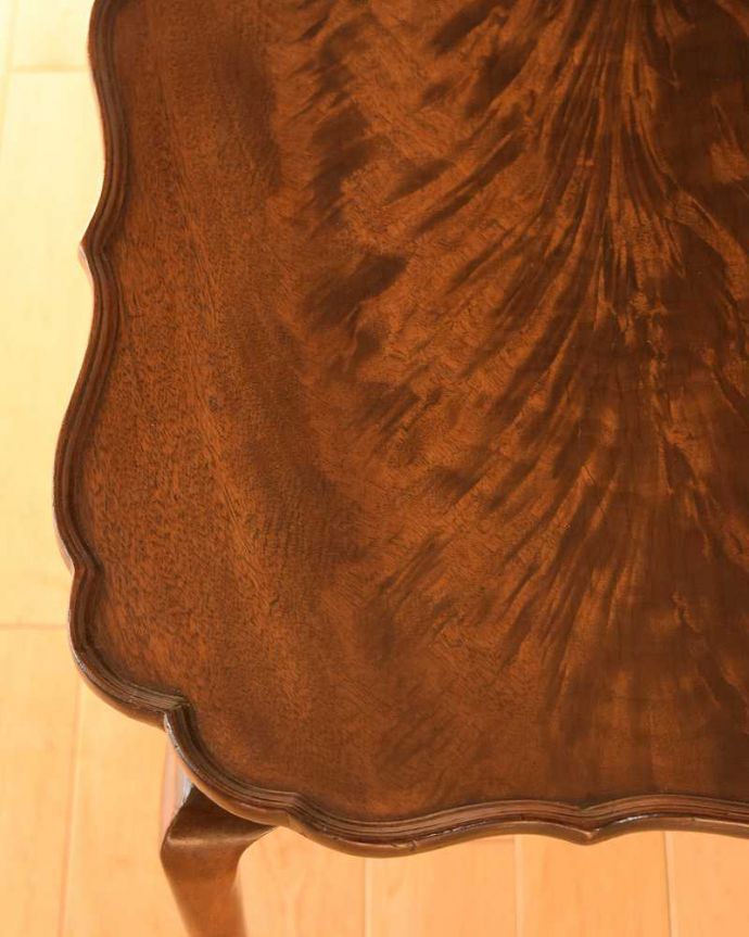 アンティークのテーブル　アンティーク家具　英国のアンティーク家具、３台セットの美しい天板のネストテーブル。天板も修復したのでキレイです修復の時、古い塗装を剥離して再塗装してあるので天板もピカピカです。(k-2628-f)