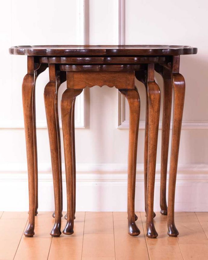 アンティークのテーブル　アンティーク家具　英国のアンティーク家具、３台セットの美しい天板のネストテーブル。見る角度によって見え方が違います。(k-2628-f)