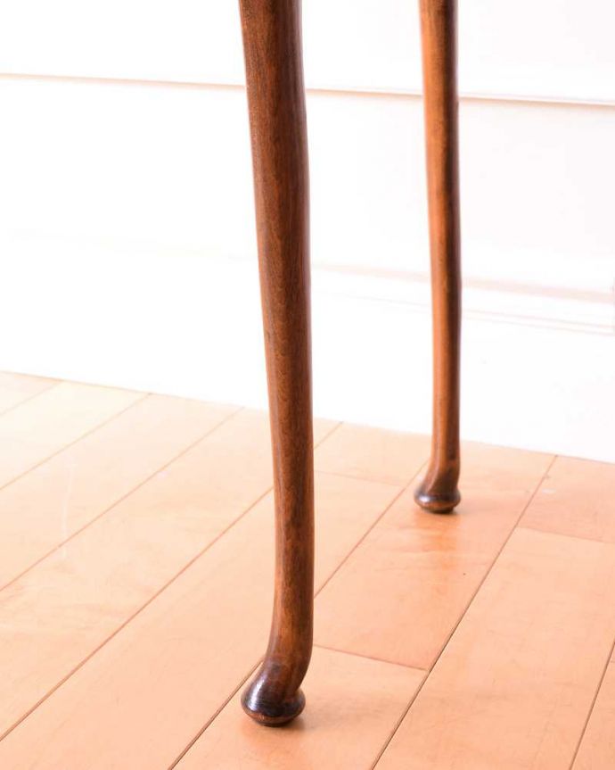 アンティークのテーブル　アンティーク家具　英国のアンティーク家具、３台セットの美しい天板のネストテーブル。持ち上げなくても移動できます！Handleのアンティークは、脚の裏にフェルトキーパーをお付けしていますので、床を滑らせてれば移動が簡単です。(k-2628-f)