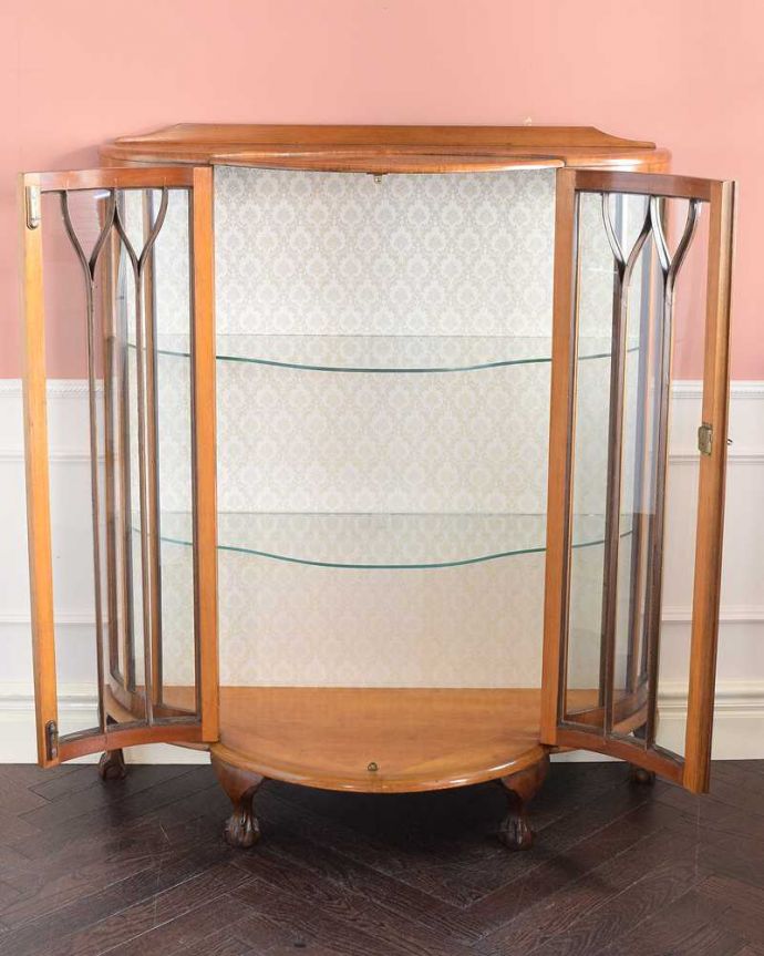 アンティークのキャビネット　アンティーク家具　英国のアンティーク家具、明るい色のガラスキャビネット（飾り棚） 。扉を開けて中を見てみましょう職人がキレイに修復して、背板も新しい生地に張替えました。(k-2629-f)