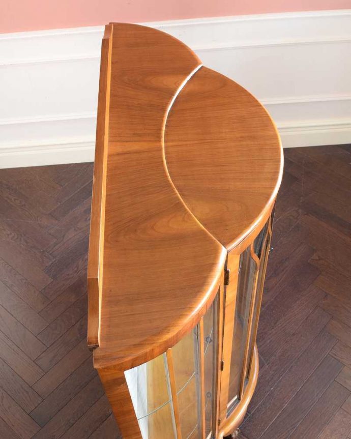 アンティークのキャビネット　アンティーク家具　英国のアンティーク家具、明るい色のガラスキャビネット（飾り棚） 。こんな形のキャビネットです。(k-2629-f)