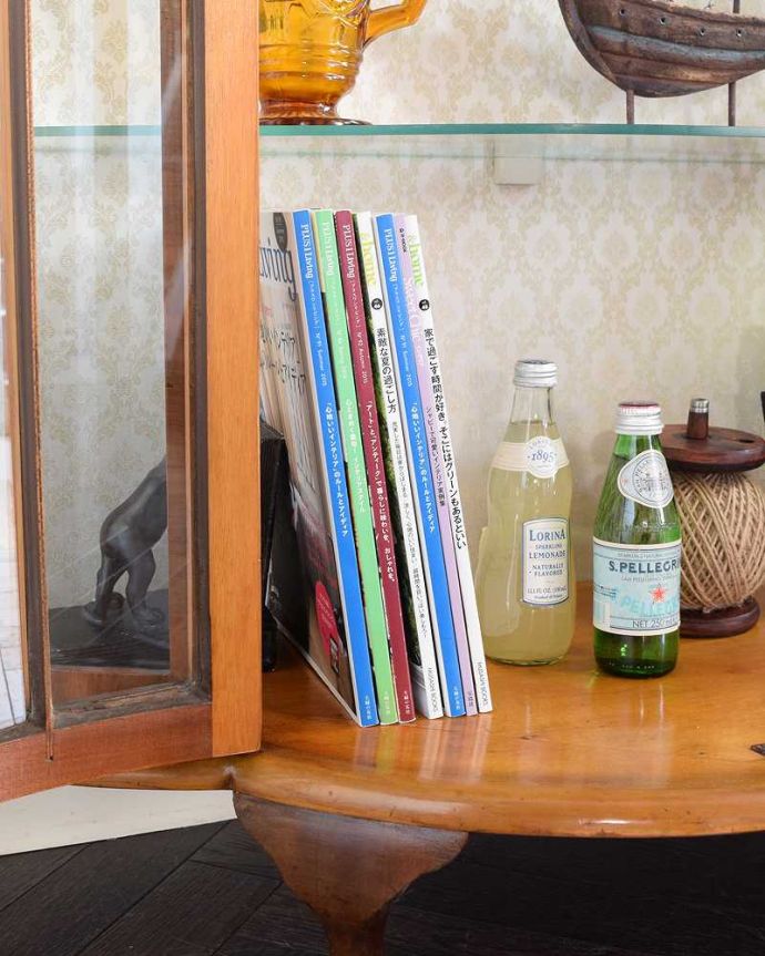 アンティークのキャビネット　アンティーク家具　英国のアンティーク家具、明るい色のガラスキャビネット（飾り棚） 。扉の中は収納たっぷりA4サイズの雑誌までしっかり収納出来ちゃう大きさ。(k-2629-f)