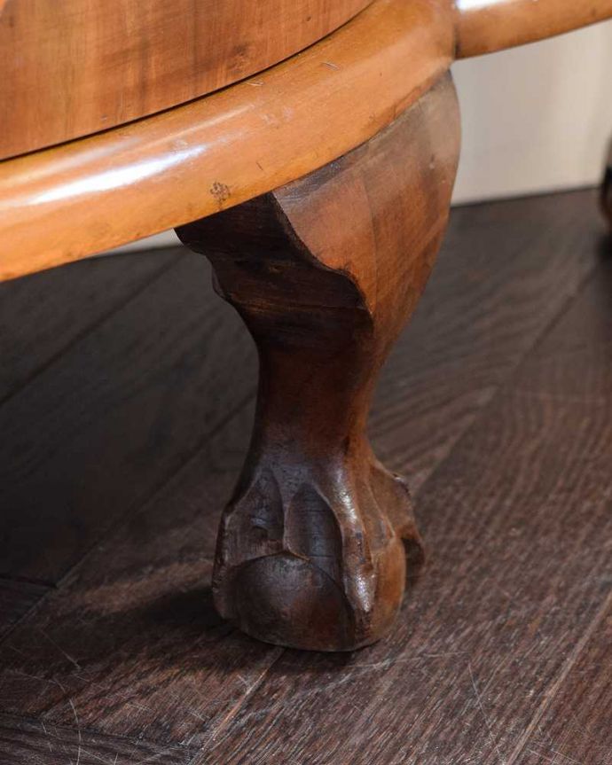 アンティークのキャビネット　アンティーク家具　英国のアンティーク家具、明るい色のガラスキャビネット（飾り棚） 。女性１人でもラクラク運べちゃうんですHandleのアンティークは脚の裏にフェルトキーパーをお付けしています。(k-2629-f)