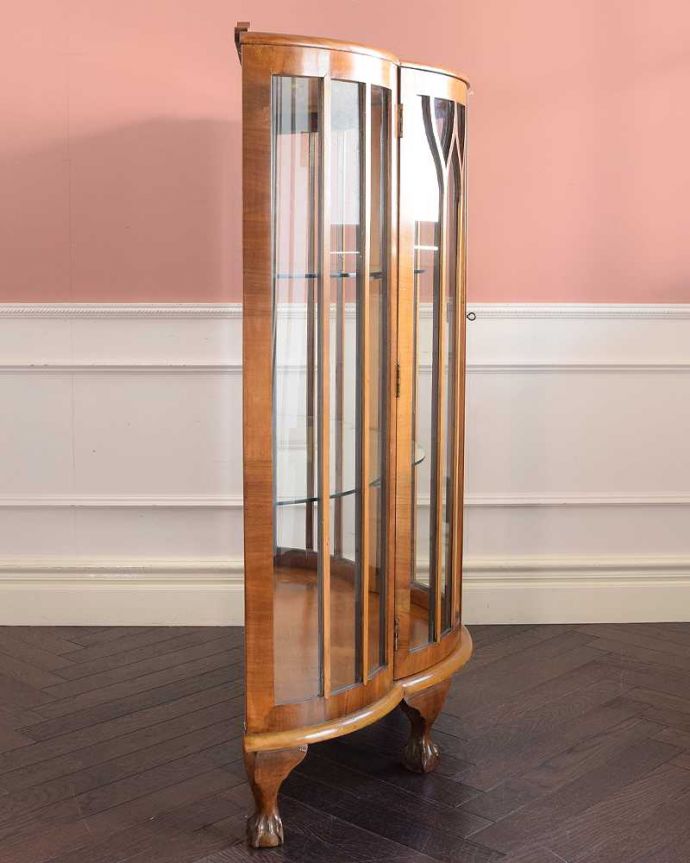 アンティークのキャビネット　アンティーク家具　英国のアンティーク家具、明るい色のガラスキャビネット（飾り棚） 。横から見てもステキ横から見るとこんな感じ。(k-2629-f)