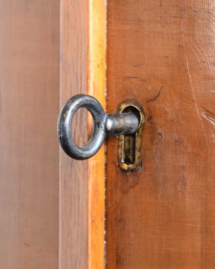 アンティークのキャビネット　アンティーク家具　英国のアンティーク家具、明るい色のガラスキャビネット（飾り棚） 。アンティークらしい取っ手アンティークらしくカギが取っ手の代わり。(k-2629-f)