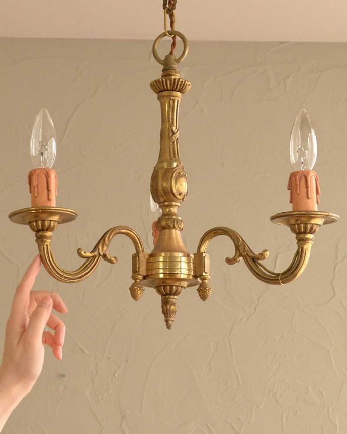 シャンデリア 照明・ライティング イギリスの真鍮製のアンティークシャンデリア(3灯)(E17シャンデリア球付) 。真鍮が描くシャンデリアの美しさシャンデリアと言うとキラキラしたイメージですが、真鍮のシャンデリアはシンプルなものが多いので、気を使わずいろんな場所で使えるんです。(k-2629-z)