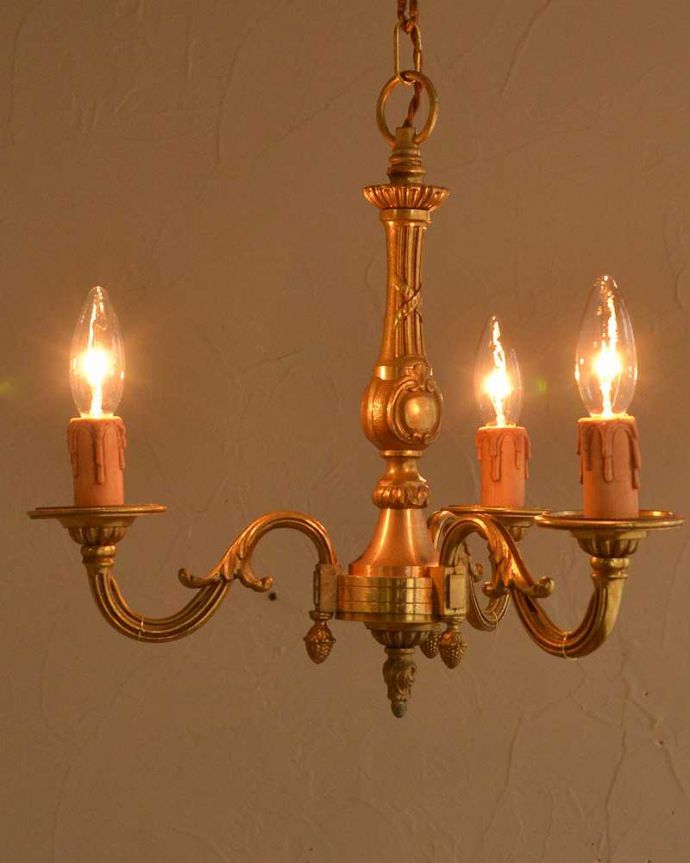 シャンデリア 照明・ライティング イギリスの真鍮製のアンティークシャンデリア(3灯)(E17シャンデリア球付) 。夜が来るのが楽しみになる灯りシャンデリアがあるだけでなんだか暗くなる時間が楽しみになっちゃうんです。(k-2629-z)