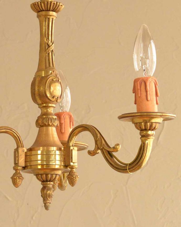 シャンデリア 照明・ライティング イギリスの真鍮製のアンティークシャンデリア(3灯)(E17シャンデリア球付) 。しっかりオーバーホウルしましたHandleのシャンデリアはアンティーク専門の職人が時間をかけて日本仕様に修理しています。(k-2629-z)