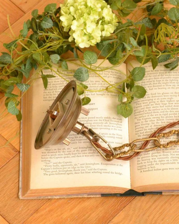 シャンデリア 照明・ライティング イギリスの真鍮製のアンティークシャンデリア(3灯)(E17シャンデリア球付) 。引っ掛けタイプです自分でも取り付け出来る引っ掛けシーリング仕様で加工してあります。(k-2629-z)