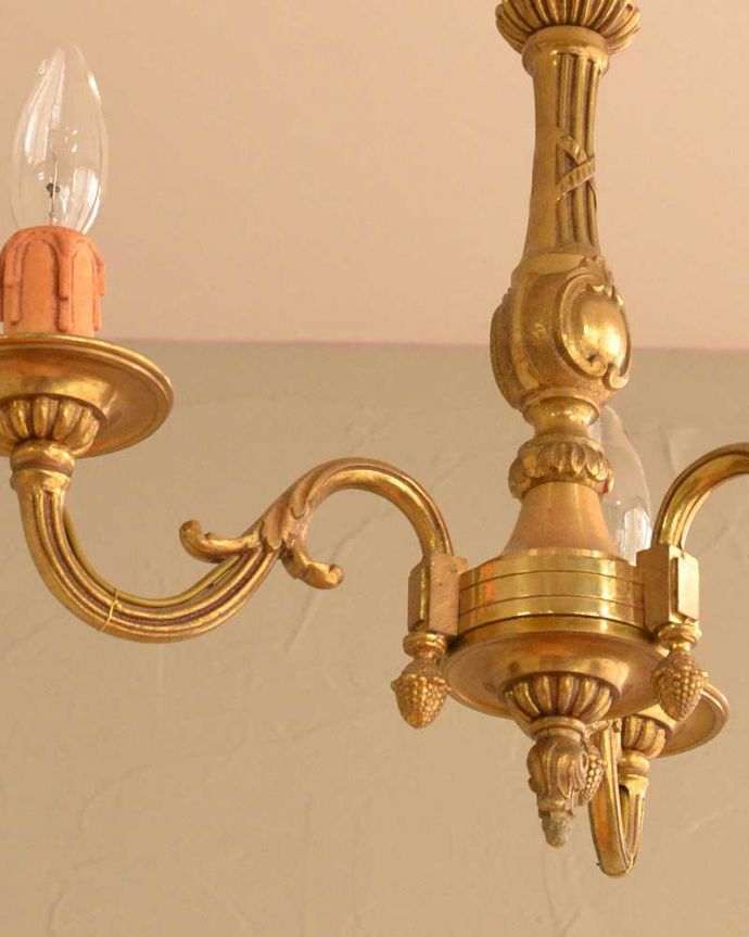 シャンデリア 照明・ライティング イギリスの真鍮製のアンティークシャンデリア(3灯)(E17シャンデリア球付) 。しっかり選んできましたアンティークは新品ではないので、写真に映らない多少の欠けやキズがありますが、キレイなものだけを選んできました。(k-2629-z)