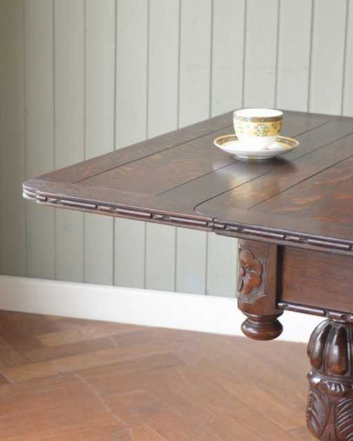 アンティークのテーブル アンティーク家具 アンティーク英国家具、重厚な脚の装飾が美しい伸長式のドローリーフテーブル。やっぱり目が行く重厚なデザインの脚重厚な雰囲気のバルボスレッグと呼ばれる美しい脚が一番の特長。(k-2630-f)