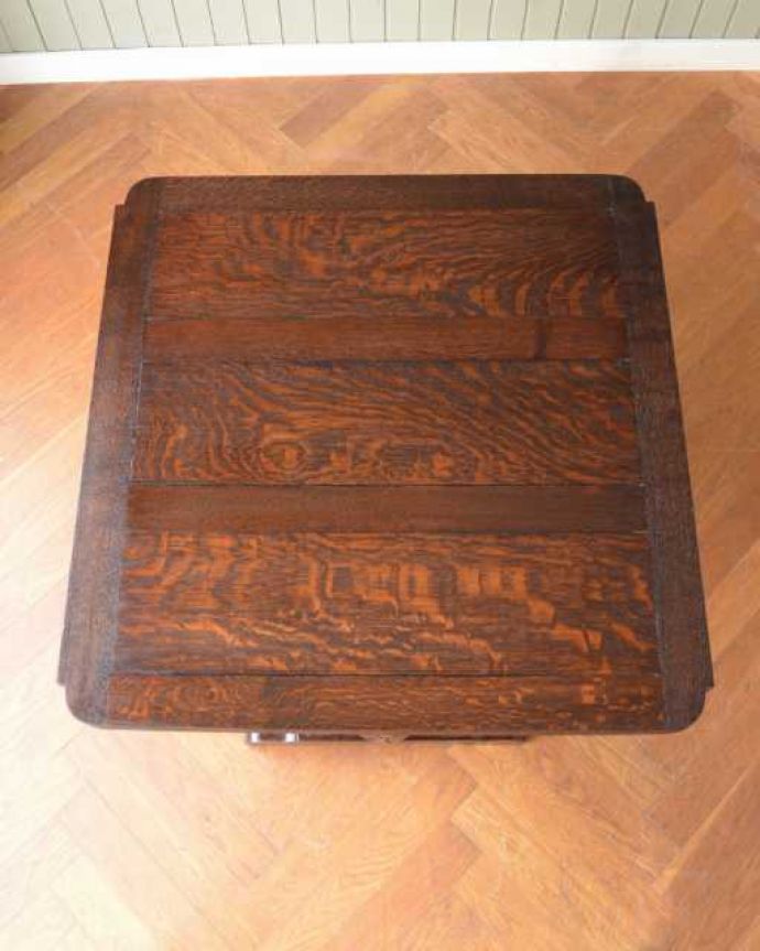 アンティークのテーブル アンティーク家具 アンティーク英国家具、重厚な脚の装飾が美しい伸長式のドローリーフテーブル。上から見るとこんな形リーフを開く前はこんな形です。(k-2630-f)