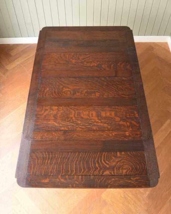 アンティークのテーブル アンティーク家具 アンティーク英国家具、重厚な脚の装飾が美しい伸長式のドローリーフテーブル。やっぱりテーブルは天板が重要全部開いた状態で天板を上から見てみるとこんな感じです。(k-2630-f)