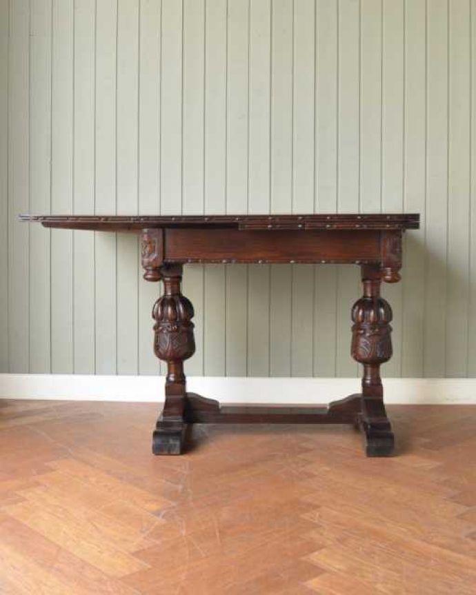アンティークのテーブル アンティーク家具 アンティーク英国家具、重厚な脚の装飾が美しい伸長式のドローリーフテーブル。片方だけ開いてもOK片方のリーフだけを開くとこんな感じ。(k-2630-f)