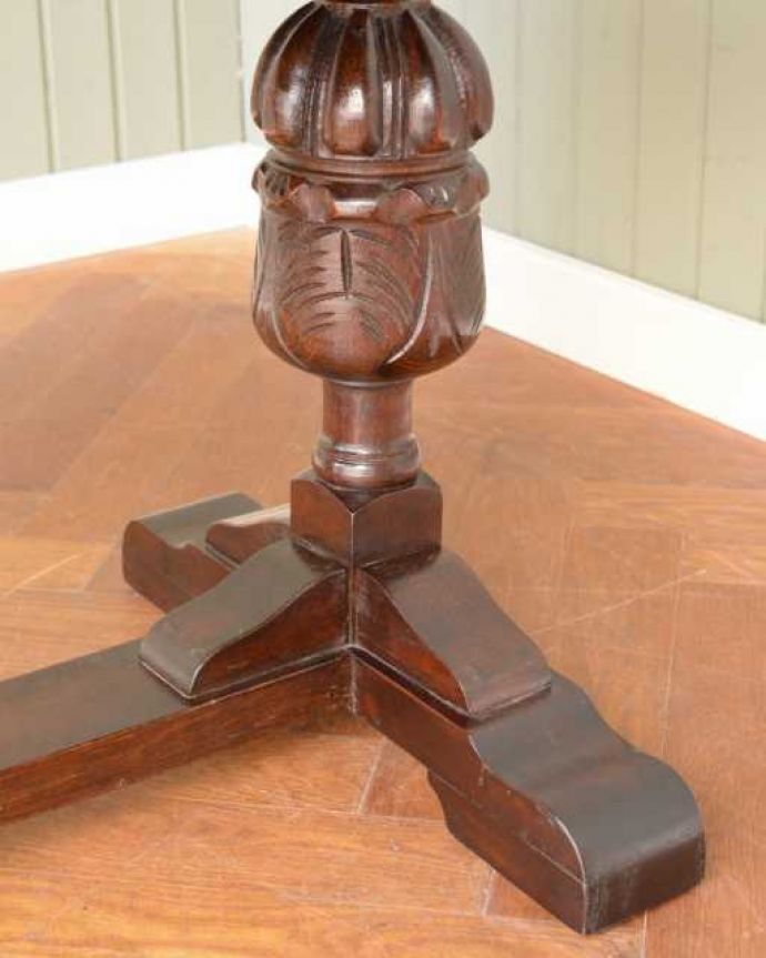 アンティークのテーブル アンティーク家具 アンティーク英国家具、重厚な脚の装飾が美しい伸長式のドローリーフテーブル。持ち上げなくても移動できます!Handleのアンティークは、脚の裏にフェルトキーパーをお付けしていますので、持ち上げなくても床を滑らせて移動させることが出来ます。(k-2630-f)