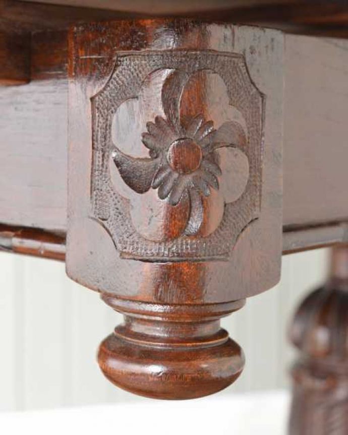 アンティークのテーブル アンティーク家具 アンティーク英国家具、重厚な脚の装飾が美しい伸長式のドローリーフテーブル。惚れ惚れしちゃう美しさこんなに堅い無垢材に一体どうやって彫ったんだろう?と不思議になるくらい細かい彫にうっとりです。(k-2630-f)