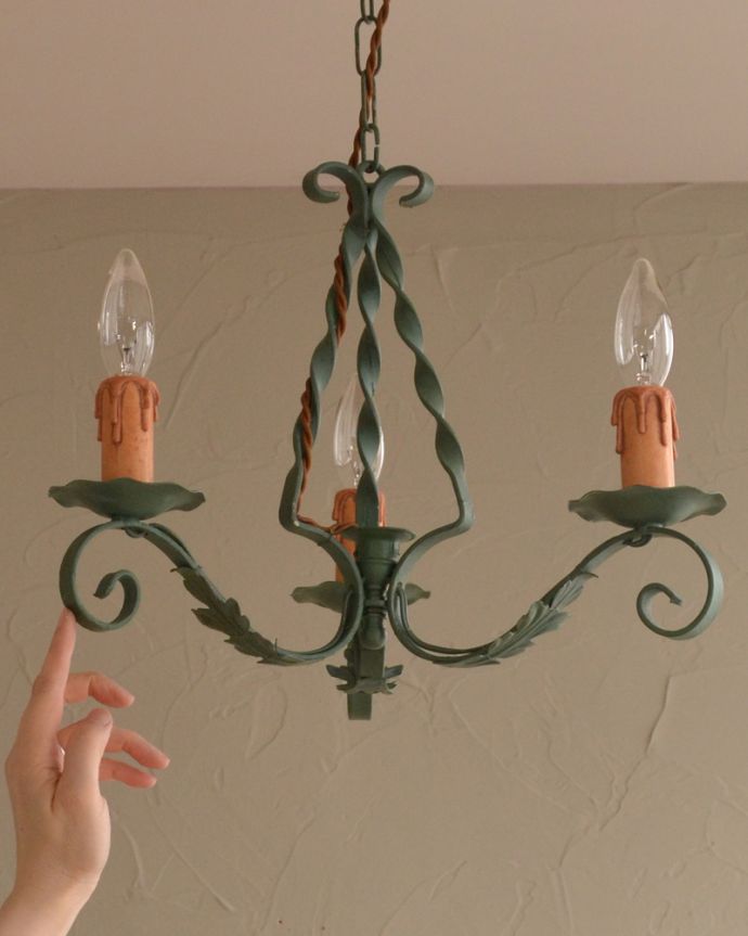 シャンデリア　照明・ライティング　フレンチブルーが美しいアイアン曲線のアンティーク シャンデリア (3灯)。。(k-2630-z)