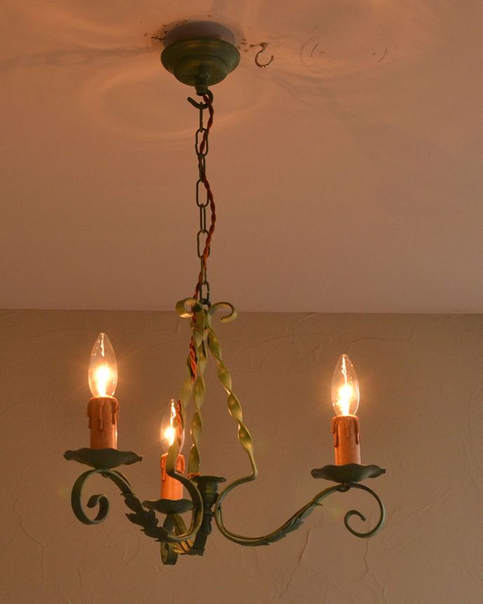 シャンデリア　照明・ライティング　フレンチブルーが美しいアイアン曲線のアンティーク シャンデリア (3灯)。。(k-2630-z)