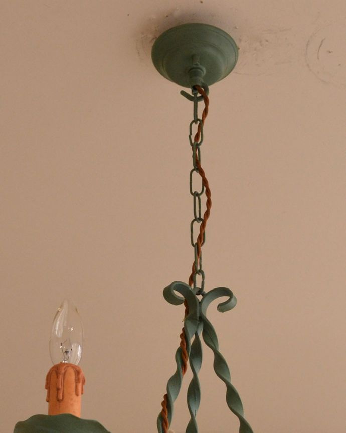 シャンデリア　照明・ライティング　フレンチブルーが美しいアイアン曲線のアンティーク シャンデリア (3灯)。。(k-2630-z)