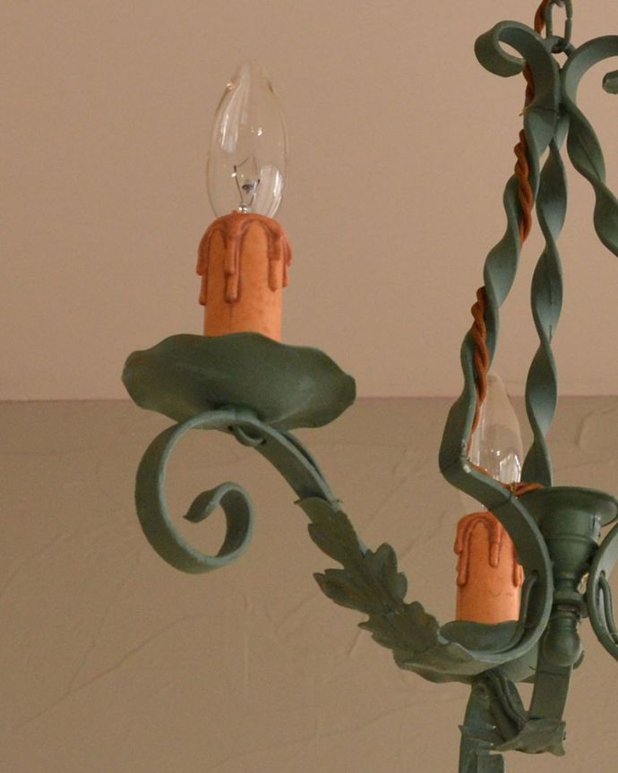 シャンデリア　照明・ライティング　フレンチブルーが美しいアイアン曲線のアンティーク シャンデリア (3灯)。。(k-2630-z)