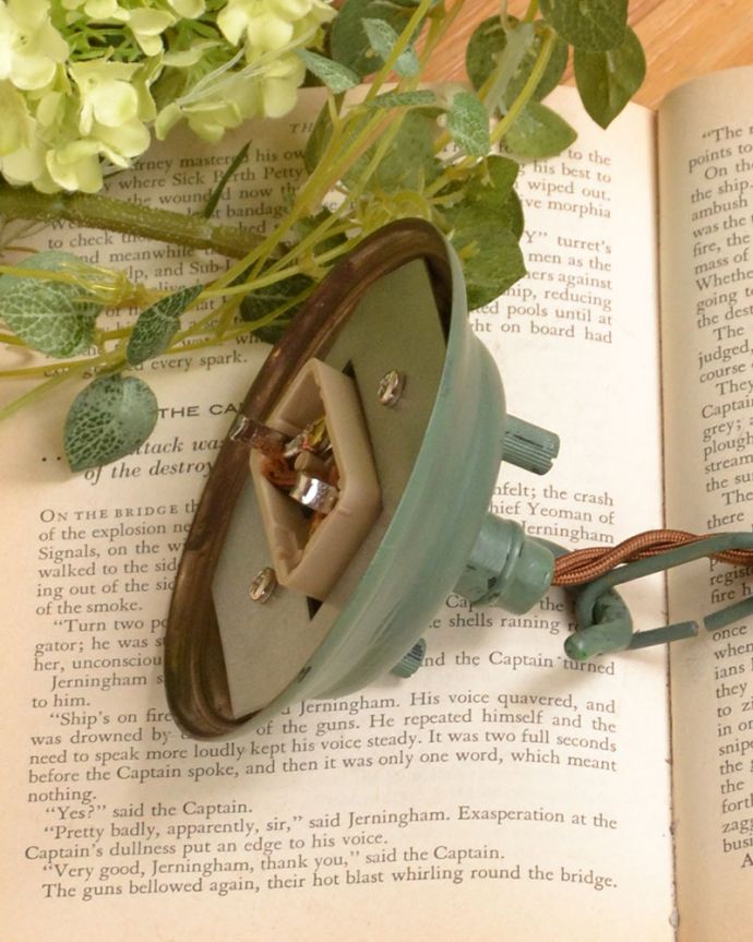 シャンデリア　照明・ライティング　フレンチブルーが美しいアイアン曲線のアンティーク シャンデリア (3灯)。。(k-2630-z)