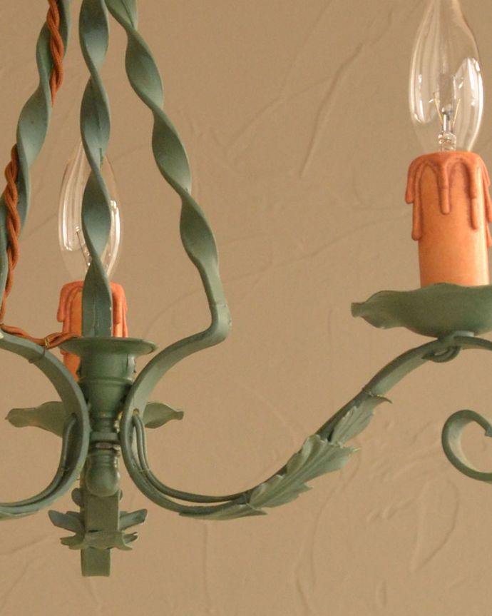 シャンデリア　照明・ライティング　フレンチブルーが美しいアイアン曲線のアンティーク シャンデリア (3灯)。。(k-2630-z)