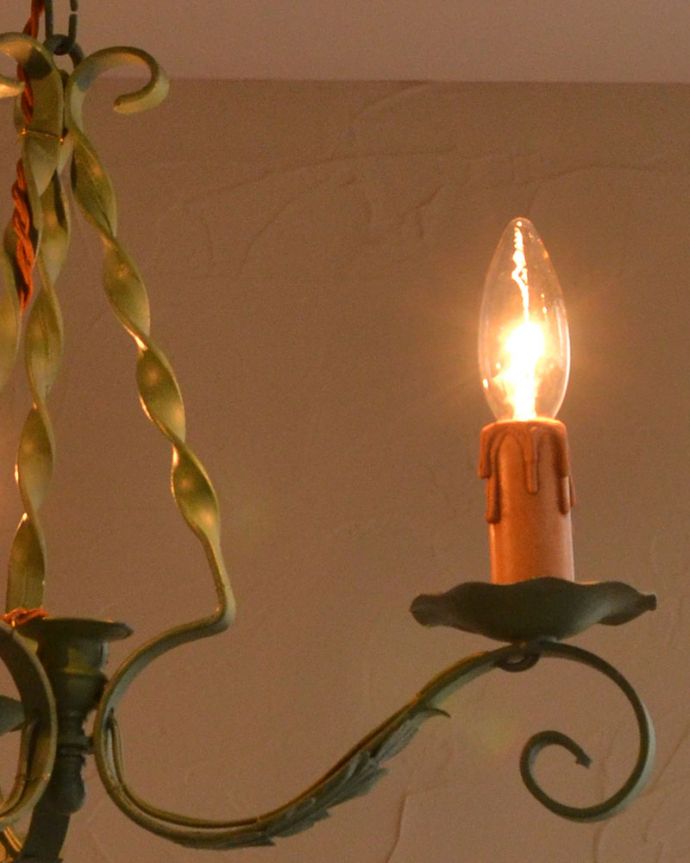 シャンデリア　照明・ライティング　フレンチブルーが美しいアイアン曲線のアンティーク シャンデリア (3灯)。。(k-2630-z)