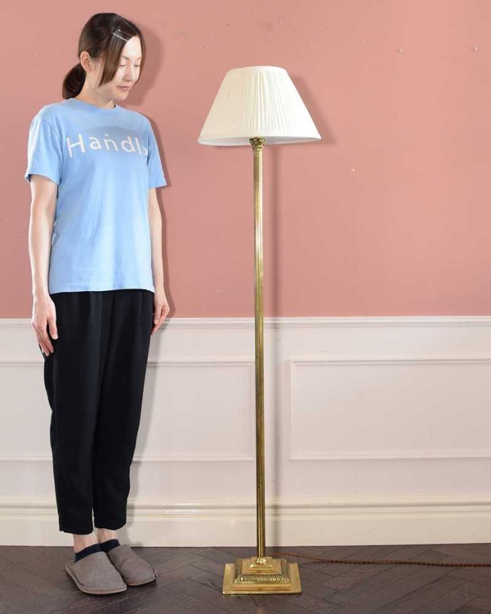 スタンドライト　照明・ライティング　珍しいイギリスで見つけた真鍮製のアンティークフロアランプ（Ｂ22シャンデリア球付）。。(k-2631-f)