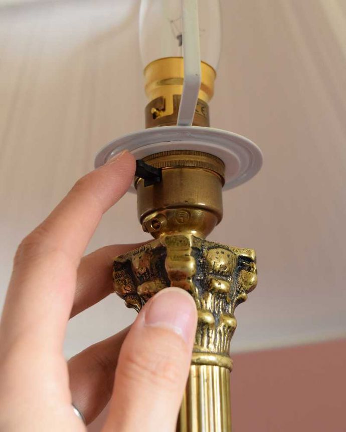 スタンドライト　照明・ライティング　珍しいイギリスで見つけた真鍮製のアンティークフロアランプ（Ｂ22シャンデリア球付）。。(k-2631-f)