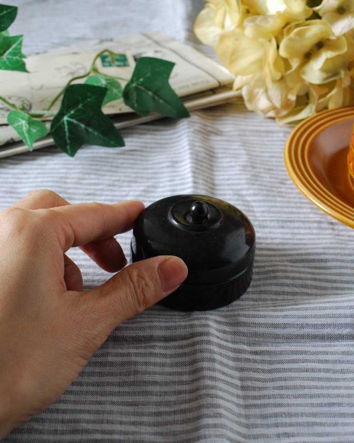 アンティーク雑貨 オシャレにこだわりたい方におススメ!イギリス輸入のアンティークスイッチ。スイッチON!アンティークなので多少のキズ・汚れがある場合がありますが、使用上問題はありませんので、ご了承下さい。(k-2631-z)