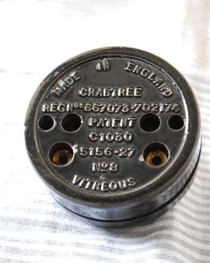 アンティーク雑貨 オシャレにこだわりたい方におススメ!イギリス輸入のアンティークスイッチ。裏面はこんな感じ電気屋さんに渡せば、簡単に取り付けてもらえます。(k-2631-z)