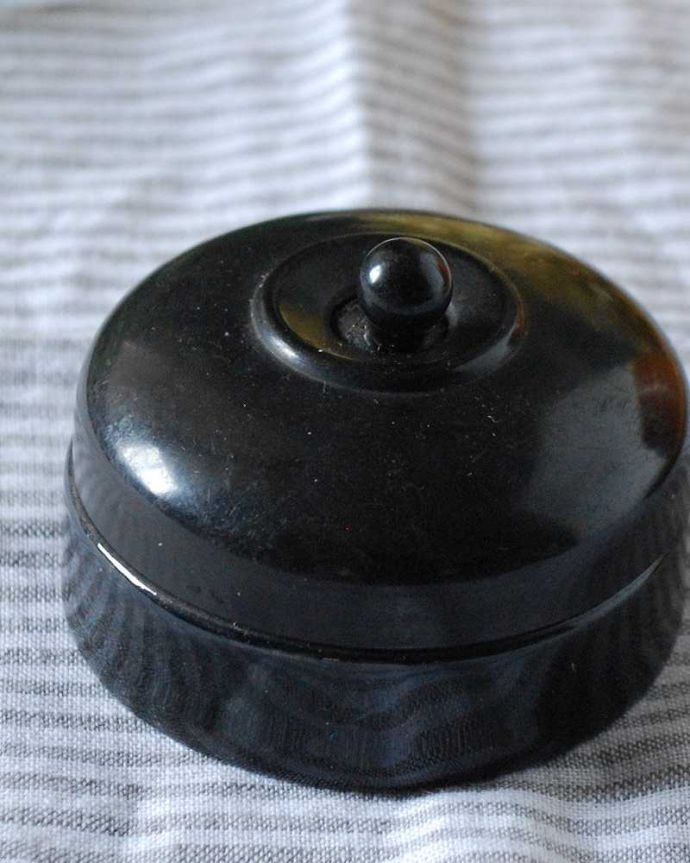 アンティーク雑貨 オシャレにこだわりたい方におススメ!イギリス輸入のアンティークスイッチ。見た目が可愛いトグルスイッチ日本ではあまり見かけないトグルタイプのスイッチ。(k-2631-z)