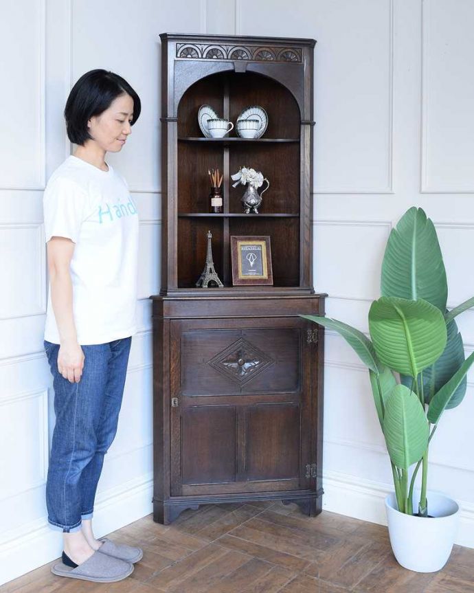 アンティークのキャビネット アンティーク家具 英国らしいアンティーク家具、コーナーの置けるカップボード(キャビネット)。お部屋を角から格上げしてくれますインテリアの素敵な国から来た家具は使い方も美しい・・・お部屋の角から華やかな雰囲気を作ってくれます。(k-2632-f)