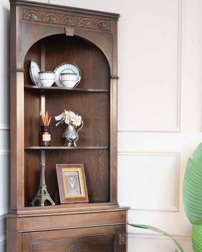 アンティークのキャビネット アンティーク家具 英国らしいアンティーク家具、コーナーの置けるカップボード(キャビネット)。お部屋の角にピタッと収まる飾り棚お部屋の角にピッタリ収まっちゃうから、どこでも使える便利なコーナーキャビネット。(k-2632-f)