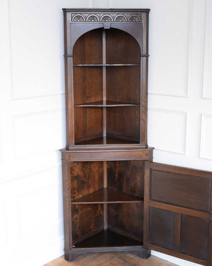 アンティークのキャビネット アンティーク家具 英国らしいアンティーク家具、コーナーの置けるカップボード(キャビネット)。飾り棚はしっかり修復しました。(k-2632-f)