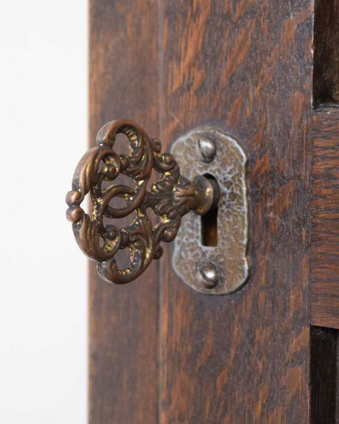 アンティークのキャビネット アンティーク家具 英国らしいアンティーク家具、コーナーの置けるカップボード(キャビネット)。鍵が取っ手になっていますカギが付いているので、大切なものも収納することが出来ます。(k-2632-f)