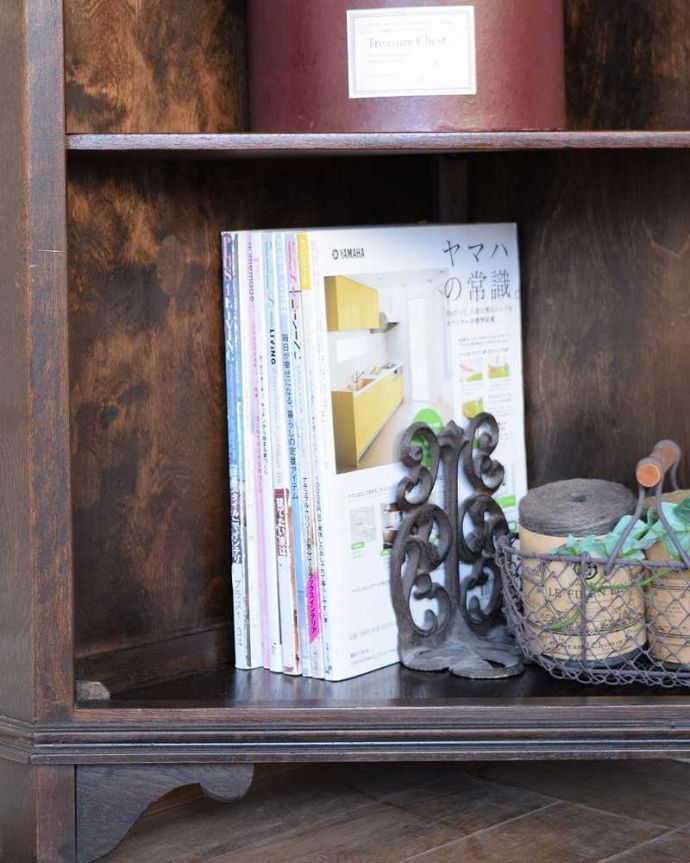 アンティークのキャビネット アンティーク家具 英国らしいアンティーク家具、コーナーの置けるカップボード(キャビネット)。A4サイズも収納出来ちゃう優れものA4サイズの雑誌までしっかり収納出来ちゃう大きさ。(k-2632-f)