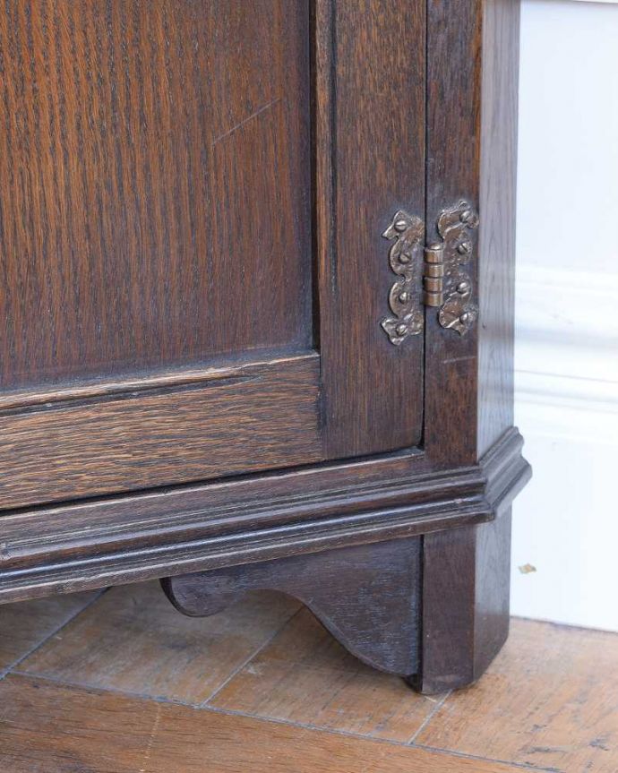 アンティークのキャビネット アンティーク家具 英国らしいアンティーク家具、コーナーの置けるカップボード(キャビネット)。女性1人でラクラク運べちゃう仕掛けHandleのアンティークは、脚の裏にフェルトキーパーをお付けしています。(k-2632-f)