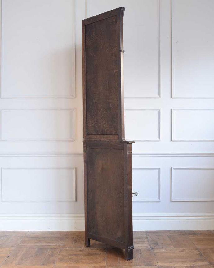 アンティークのキャビネット アンティーク家具 英国らしいアンティーク家具、コーナーの置けるカップボード(キャビネット)。角にピタッと収まる形横から見るとこんな感じ。(k-2632-f)