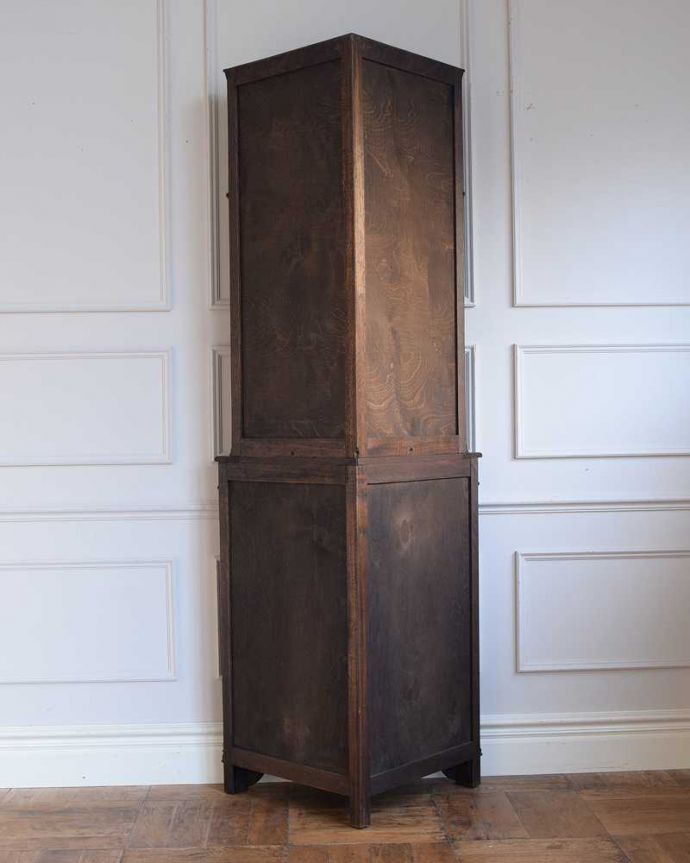 アンティークのキャビネット アンティーク家具 英国らしいアンティーク家具、コーナーの置けるカップボード(キャビネット)。見えない場所もキレイです壁に付けてしまうから見えない場所なんだけれど、専門の職人がキレイにお直しをしているのでキレイなんです。(k-2632-f)